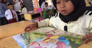 Reading in the classroom in Indonesia (Mark Heyward)