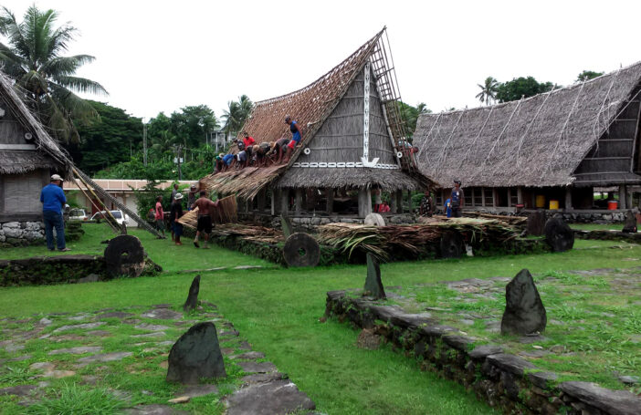 Repairing the meeting house, Yap (Joyce McClure-Flickr)