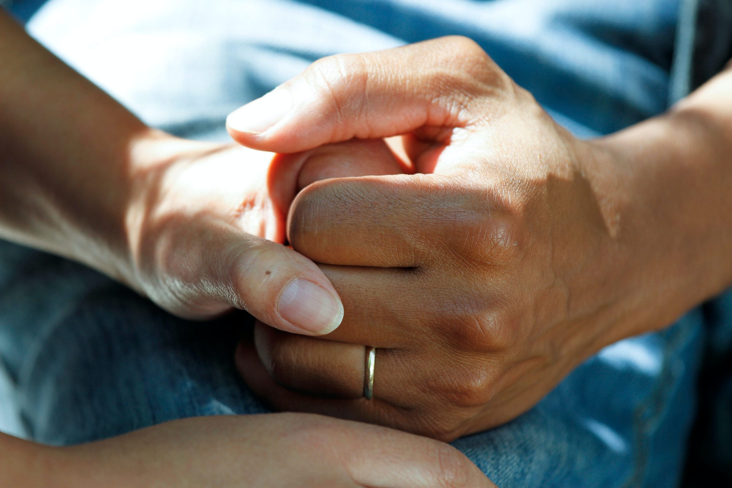 Holding hands (National Cancer Institute-Unsplash)