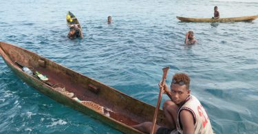 Youth collecting sea cucumbers in Solomon Islands (Hampus Eriksson-WorldFish-Flickr)