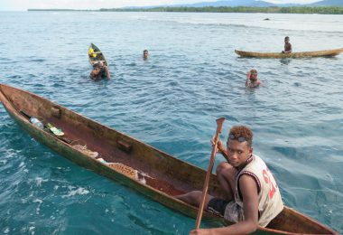 Youth collecting sea cucumbers in Solomon Islands (Hampus Eriksson-WorldFish-Flickr)