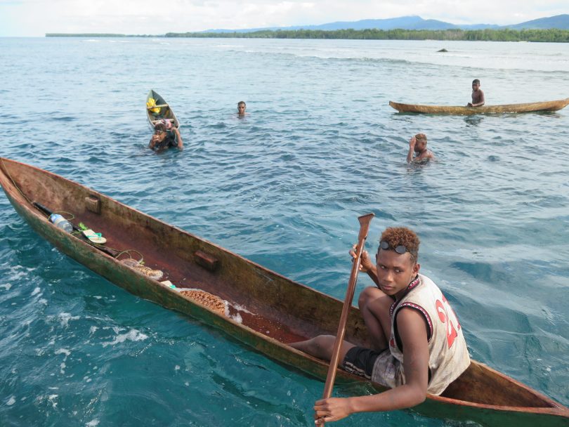 Youth collecting sea cucumbers in Solomon Islands (Hampus Eriksson-WorldFish-Flickr)