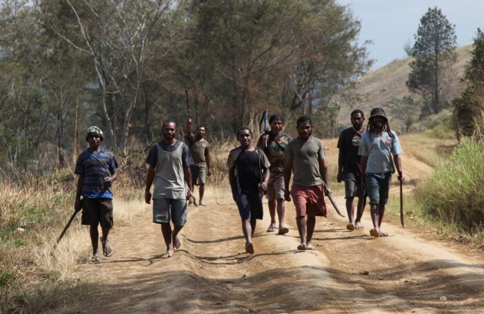 Young men part of tribal wars, Eastern Highlands, PNG. Photo Roger Wheatley, AusAID (10660803024)