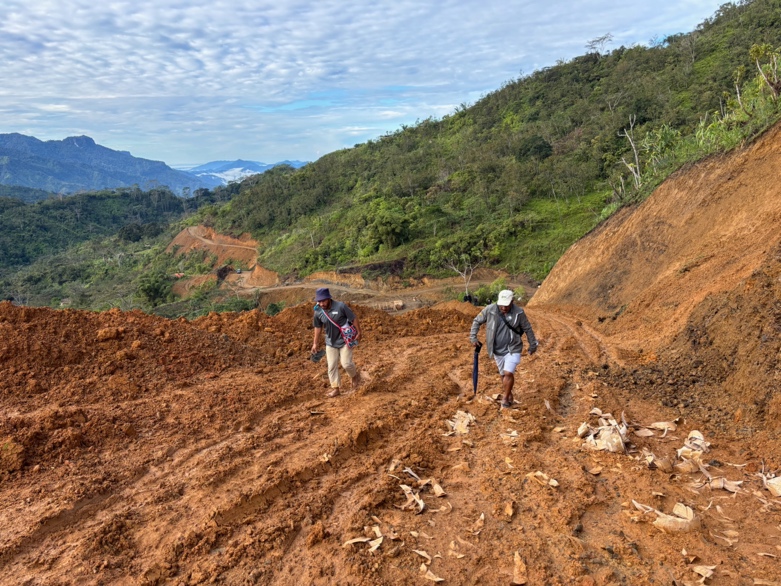 Walking the final section of the road toward Hawabango.